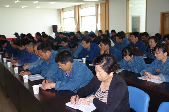 青海物產工業投資有限公司、青海長春炭素有限公司召開貫徹省第十二次黨代會精神學習傳